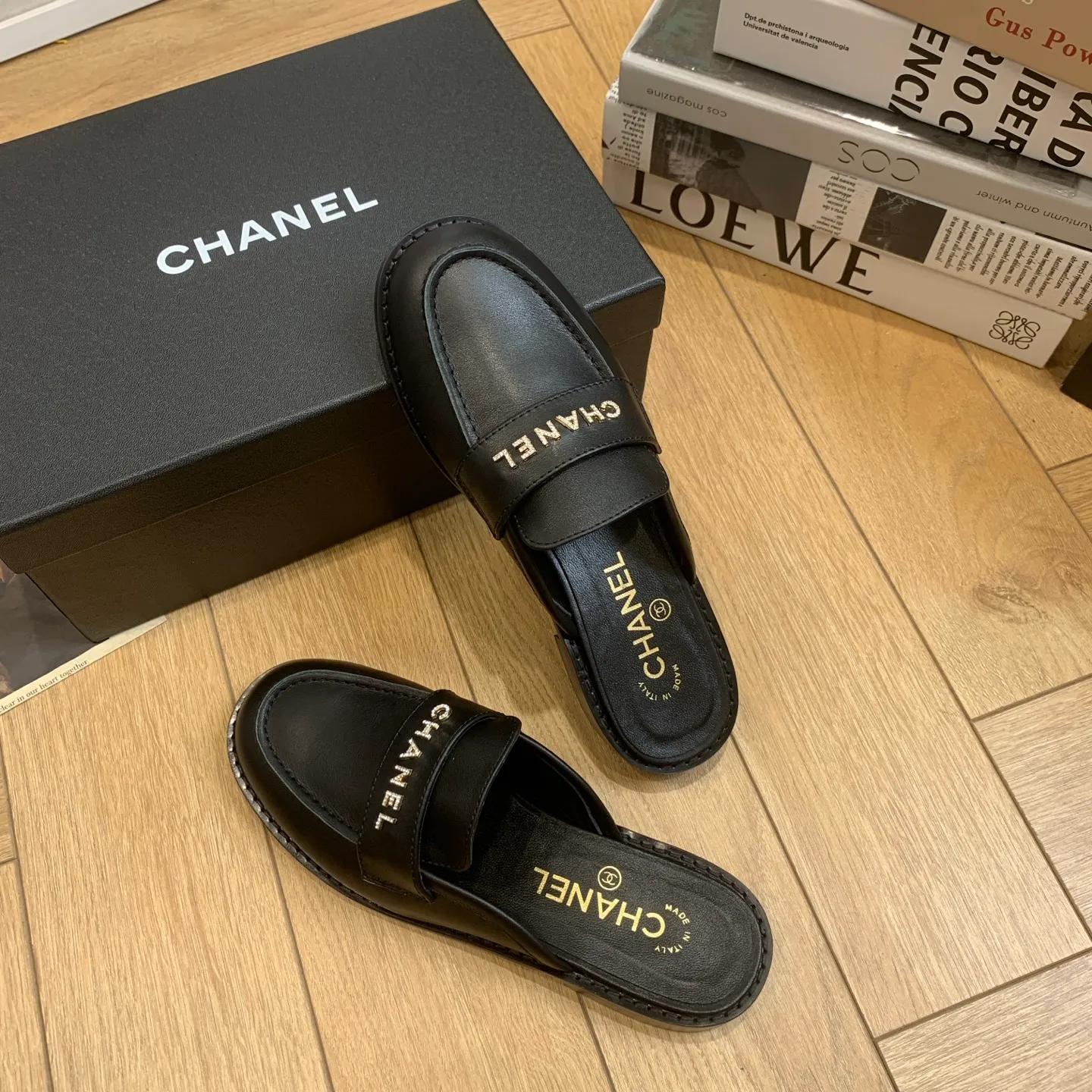👟👟Ex-factory price 600👟👟 🍀2025 spring and summer new Chanel Chanel small diamond buckle monogram Loaf lazy half-slippers, which can be worn all year round. No matter when you wear them, they are very high-end and durable. You can attract attention when shopping on the street! Easily travel between commuting and leisure occasions, becoming a carefree fashionable and elegant woman ~ Upper: cowhide/butter Lining: lambskin Sole: Italian genuine leather outsole Size: 35-39 (40/41 customized, non-refundable and non-exchangeable